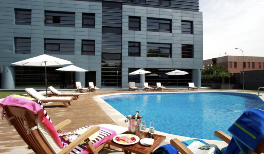 hotel con piscina cerca aeropuerto madrid