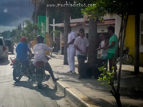 Motoconchos convenciendo a extranjeros para llevarlos.