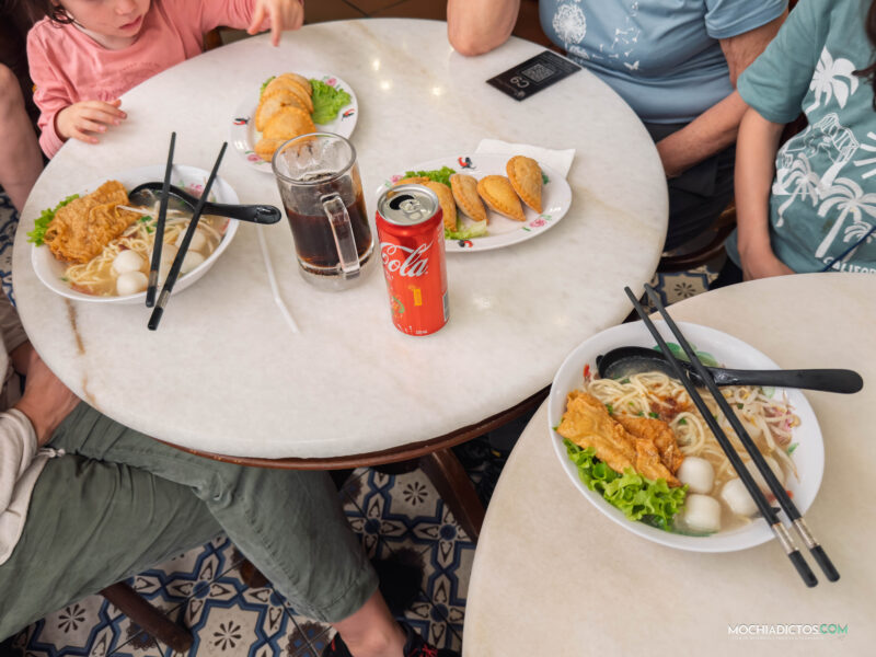 platos en peranak place en Melaca